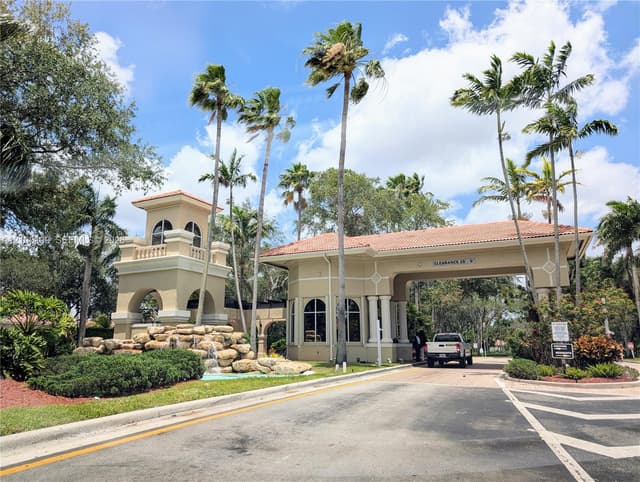 7683 NW 19th St, Pembroke Pines FL 33024 - Pembroke Pines, FL - Photo 2