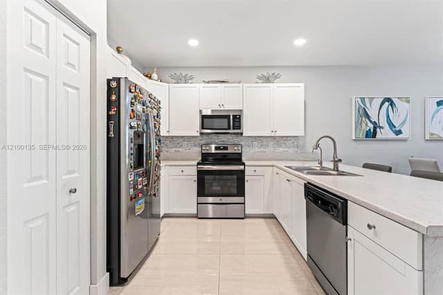 3384 W 106th Ter, Hialeah FL 33018 - Hialeah, FL - Photo 5