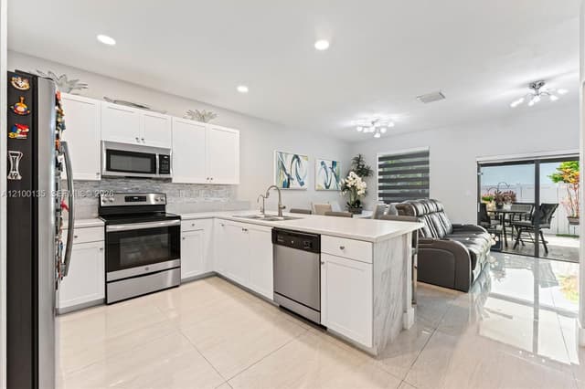 3384 W 106th Ter, Hialeah FL 33018 - Hialeah, FL - Photo 4