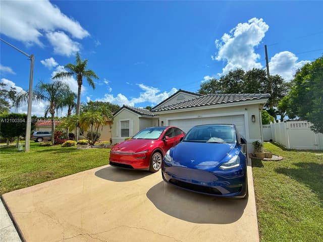 2411 NW 184th Ter, Pembroke Pines FL 33029 - Pembroke Pines, FL - Photo 2