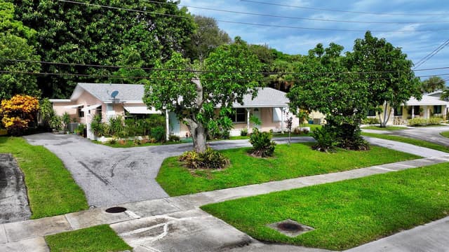 315 Northlake Drive, North Palm Beach FL 33408 - North Palm Beach, FL - Photo 2