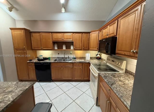 2237 Nova Village Dr, Davie FL 33317 - Davie, FL - Photo 4
