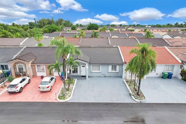7677 NW 180th Ter, Hialeah FL 33015 - Hialeah, FL - Photo 2