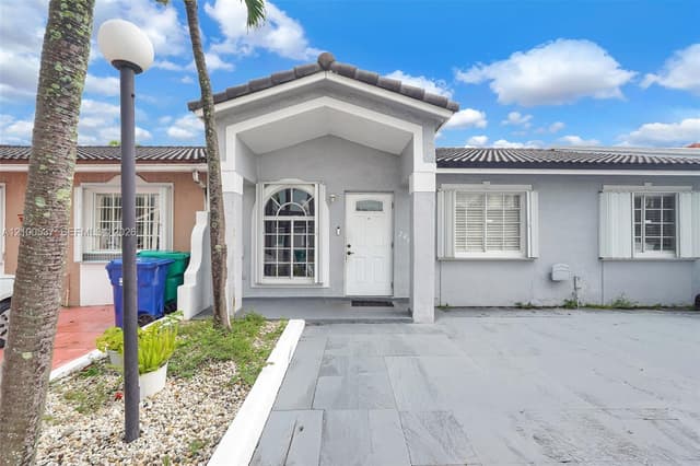 7677 NW 180th Ter, Hialeah FL 33015 - Hialeah, FL - Photo 4