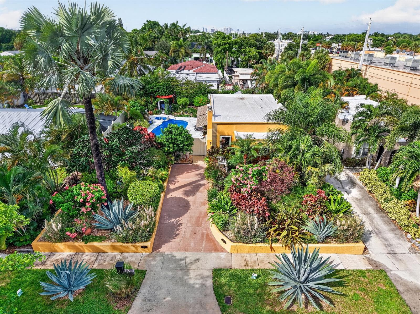415 Colonial Road, West Palm Beach FL 33405 - West Palm Beach, FL - Photo 1