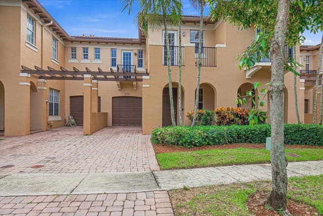 8706 Blaze Court, Davie FL 33328 - Davie, FL - Photo 3