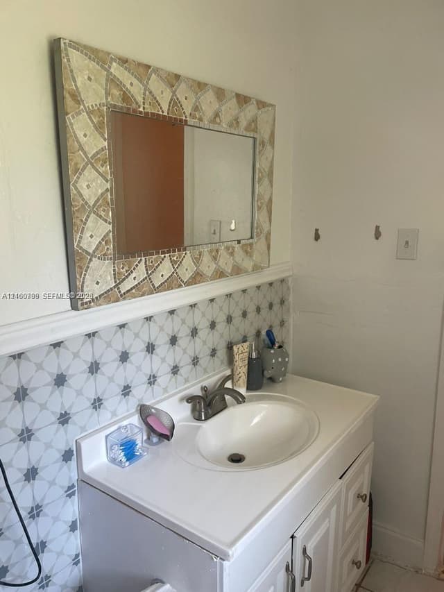 1137 NW 58th Ter, Miami FL 33127 - Miami, FL - Photo 5