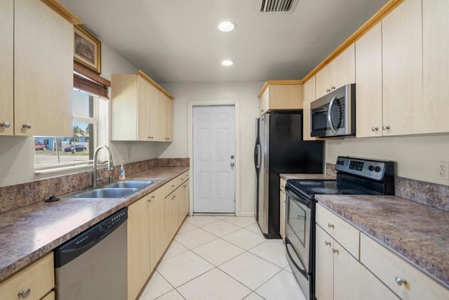 2241 NW 3RD Street, Pompano Beach FL 33069 - Pompano Beach, FL - Photo 6