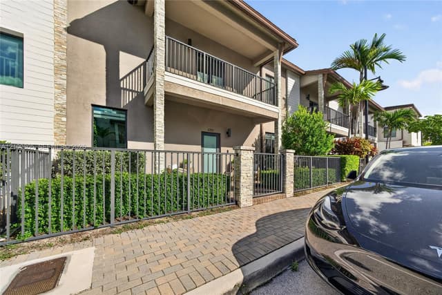 8373 NW 49th St, Doral FL 33166 - Doral, FL - Photo 6