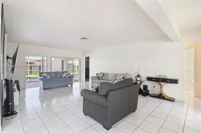 6765 Ixora Dr, Miramar FL 33023 - Miramar, FL - Photo 7