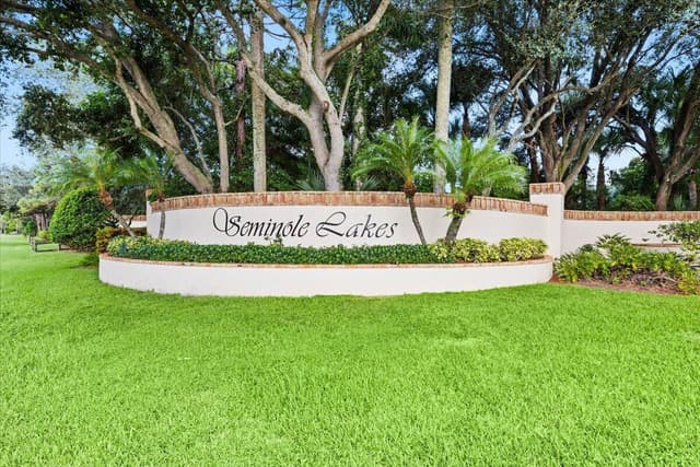 122 Seminole Lakes Drive, Royal Palm Beach FL 33411 - Royal Palm Beach, FL - Photo 2