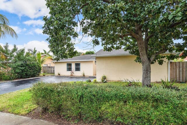 387 NW 39th Way, Deerfield Beach FL 33442 - Deerfield Beach, FL - Photo 2