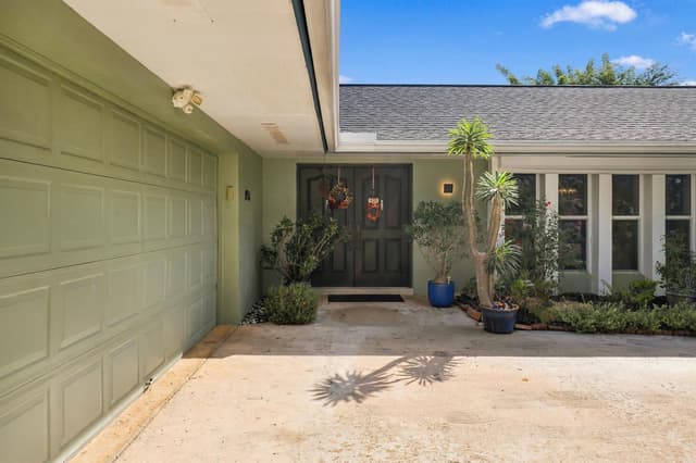 9714 HONEYSUCKLE Avenue, Palm Beach Gardens FL 33410 - Palm Beach Gardens, FL - Photo 5