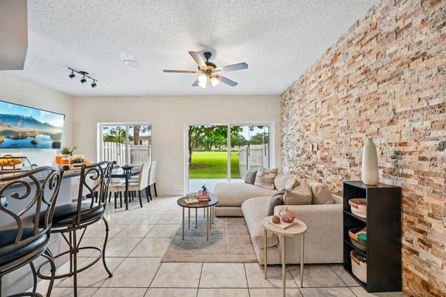 281 SW 95TH Terrace, Pembroke Pines FL 33025 - Pembroke Pines, FL - Photo 6
