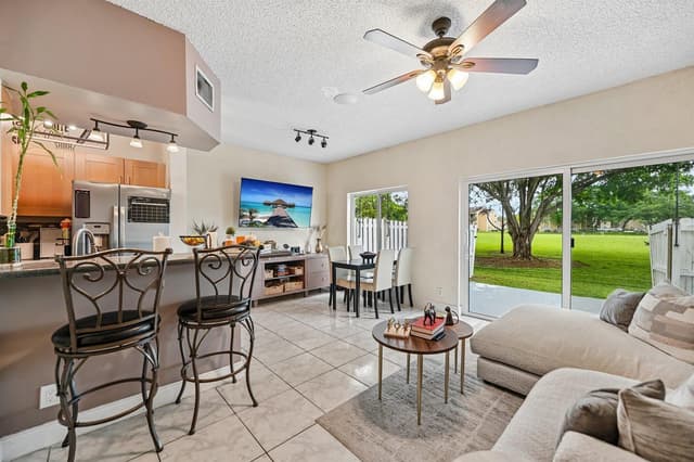 281 SW 95TH Terrace, Pembroke Pines FL 33025 - Pembroke Pines, FL - Photo 7