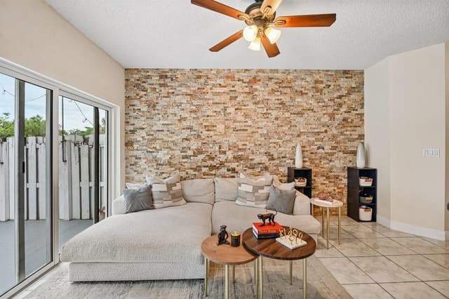 281 SW 95TH Terrace, Pembroke Pines FL 33025 - Pembroke Pines, FL - Photo 3