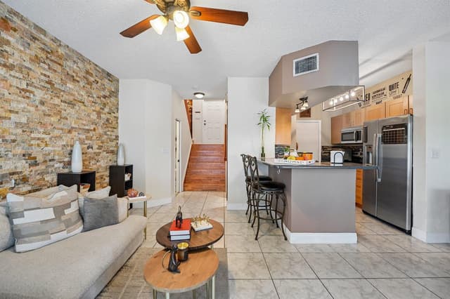 281 SW 95TH Terrace, Pembroke Pines FL 33025 - Pembroke Pines, FL - Photo 5
