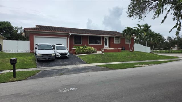8065 SW 205th Ter, Cutler Bay FL 33189 - Cutler Bay, FL - Photo 2