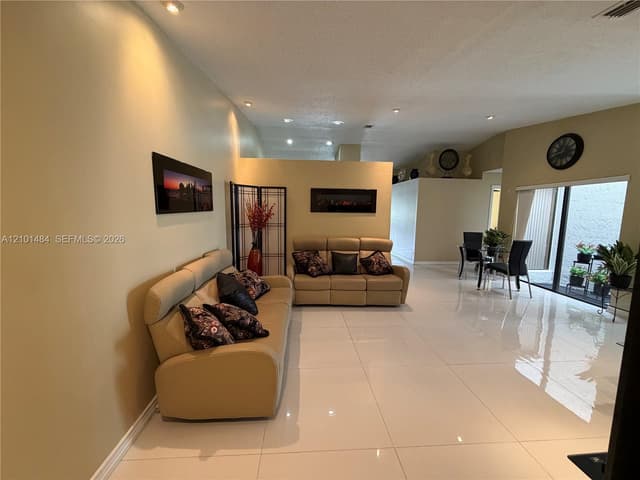 17819 NW 66th Ct Cir, Hialeah FL 33015 - Hialeah, FL - Photo 2