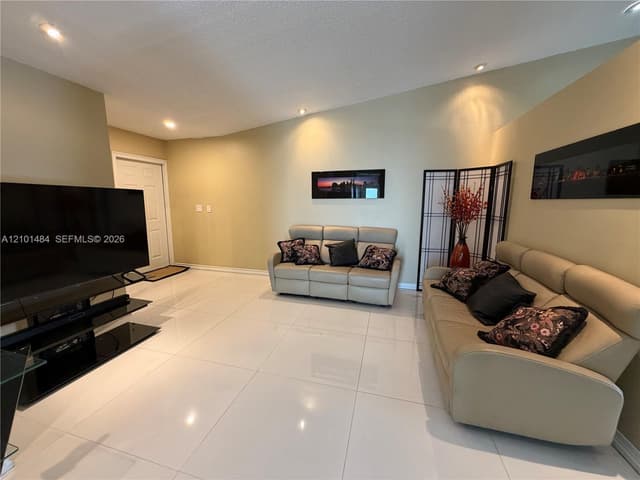 17819 NW 66th Ct Cir, Hialeah FL 33015 - Hialeah, FL - Photo 3