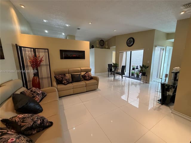17819 NW 66th Ct Cir, Hialeah FL 33015 - Hialeah, FL - Photo 5