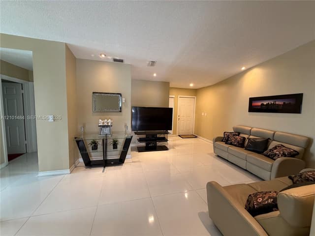 17819 NW 66th Ct Cir, Hialeah FL 33015 - Hialeah, FL - Photo 4