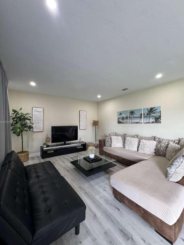 821 NW 173rd Ter, Miami Gardens FL 33169 - Miami Gardens, FL - Photo 2
