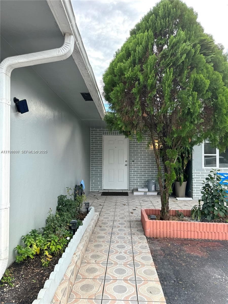 8730 Taft St, Pembroke Pines FL 33024 - Pembroke Pines, FL - Photo 1