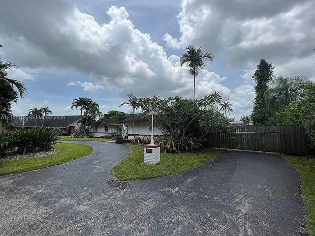13250 N Calusa Club Dr, Miami FL 33186 - Miami, FL - Photo 2