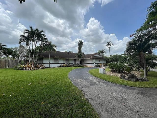 13250 N Calusa Club Dr, Miami FL 33186 - Miami, FL - Photo 4