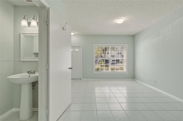 16679 Hemingway Dr, Weston FL 33326 - Weston, FL - Photo 7