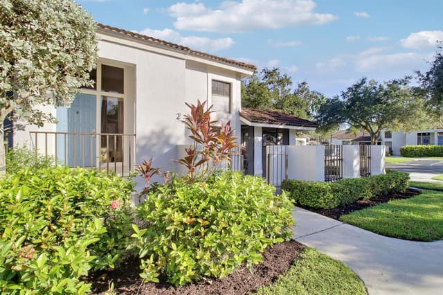 587 Prestwick Circle # 2, Palm Beach Gardens FL 33418 - Palm Beach Gardens, FL - Photo 2