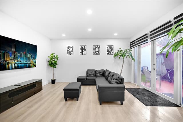 17982 SW 11th St, Pembroke Pines FL 33029 - Pembroke Pines, FL - Photo 5