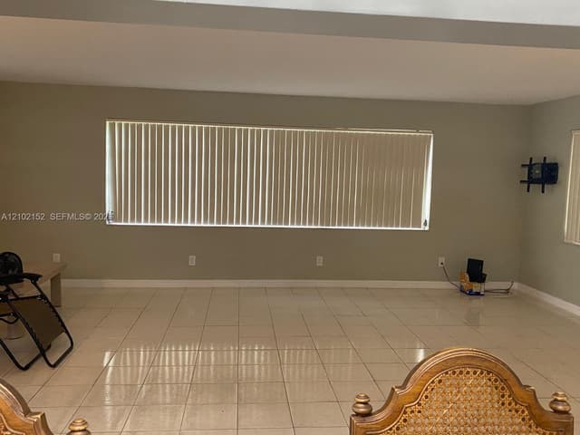 467 W 43rd Pl, Hialeah FL 33012 - Hialeah, FL - Photo 2
