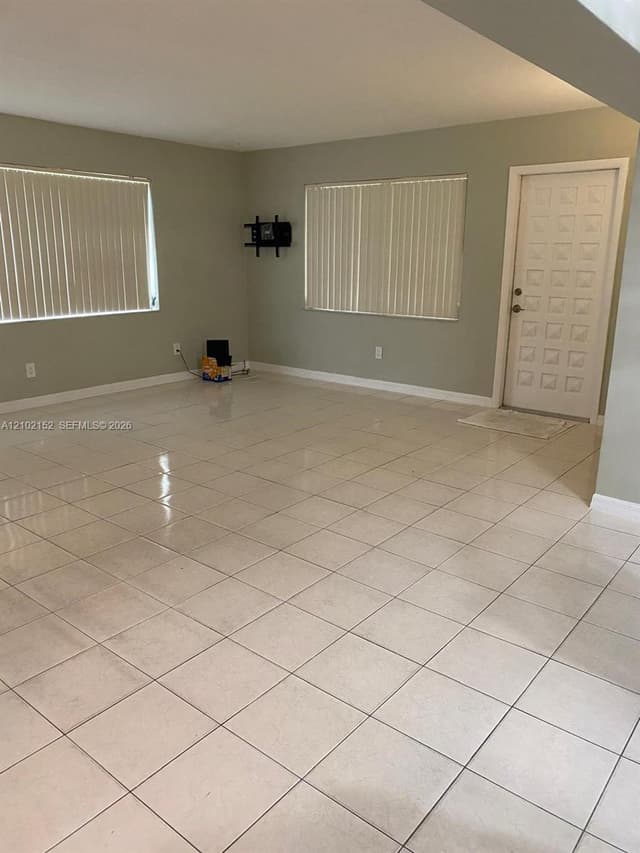 467 W 43rd Pl, Hialeah FL 33012 - Hialeah, FL - Photo 3