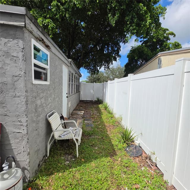 1611 N 69th Way, Hollywood FL 33024 - Hollywood, FL - Photo 6