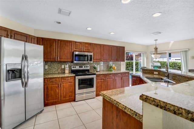 17315 SW 13th St, Pembroke Pines FL 33029 - Pembroke Pines, FL - Photo 5