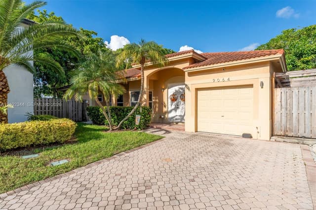 9064 SW 215th Ter, Cutler Bay FL 33189 - Cutler Bay, FL - Photo 2