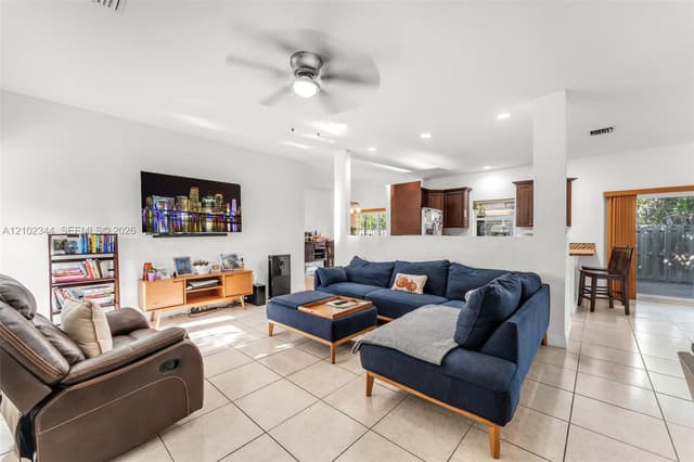 9064 SW 215th Ter, Cutler Bay FL 33189 - Cutler Bay, FL - Photo 4