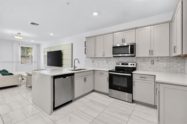 121 SW 170th Ave, Pembroke Pines FL 33027 - Pembroke Pines, FL - Photo 3