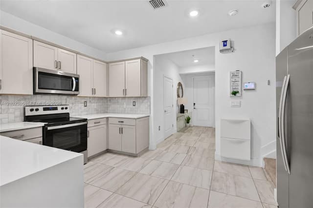 121 SW 170th Ave, Pembroke Pines FL 33027 - Pembroke Pines, FL - Photo 5