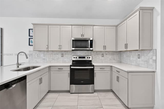 121 SW 170th Ave, Pembroke Pines FL 33027 - Pembroke Pines, FL - Photo 4