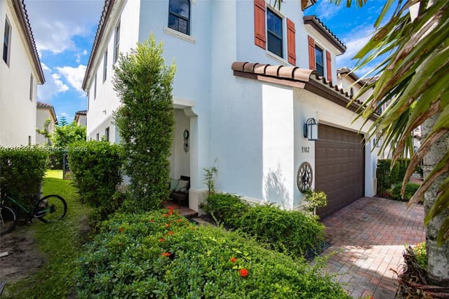 3302 W 97th Ter, Hialeah FL 33018 - Hialeah, FL - Photo 4