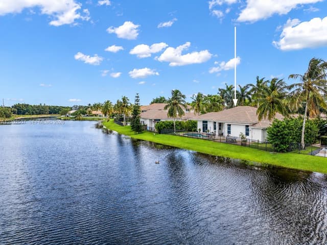 1378 Victoria Isle Dr, Weston FL 33327 - Weston, FL - Photo 3