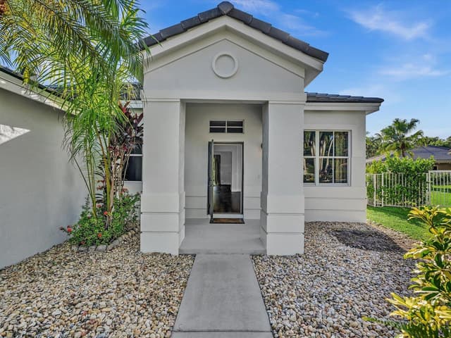 1125 Sunflower Circle, Weston FL 33327 - Weston, FL - Photo 5