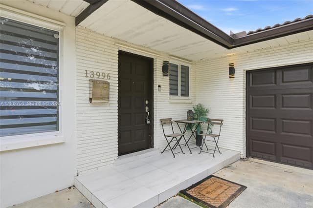 13996 Lake Lure Ct, Miami Lakes FL 33014 - Miami Lakes, FL - Photo 2
