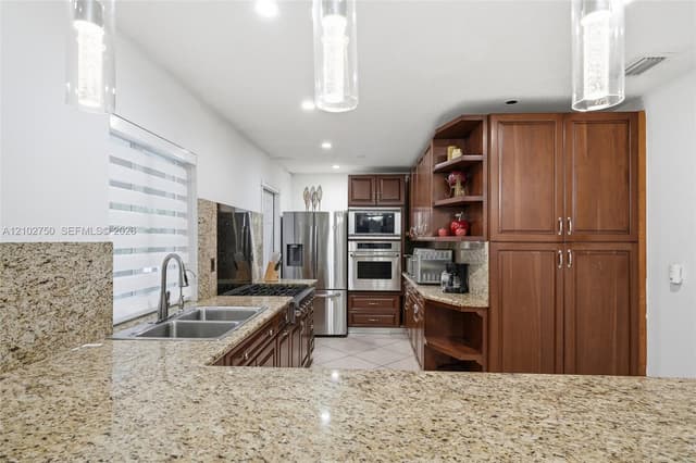 13996 Lake Lure Ct, Miami Lakes FL 33014 - Miami Lakes, FL - Photo 7