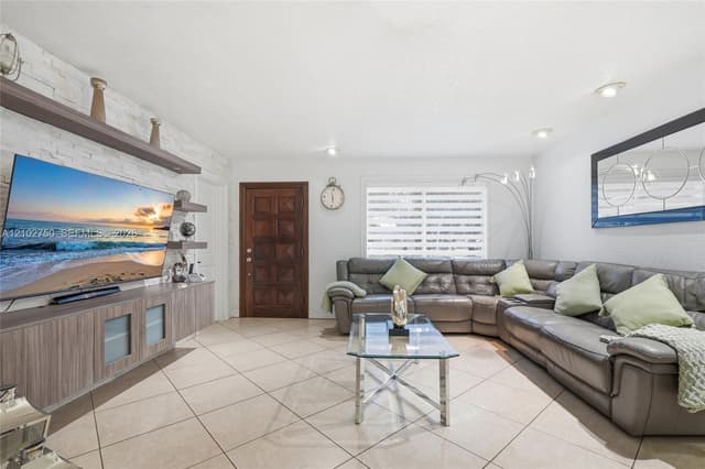 13996 Lake Lure Ct, Miami Lakes FL 33014 - Miami Lakes, FL - Photo 5