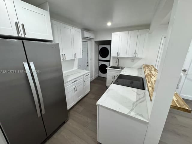 565 NE 32nd St, Oakland Park FL 33334 - Oakland Park, FL - Photo 2