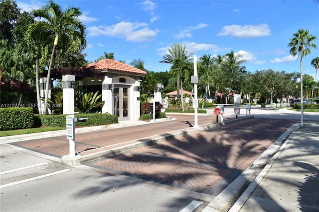 952 Sevilla Cir, Weston FL 33326 - Weston, FL - Photo 4